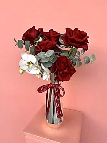 Gümüş Cam Vazoda Kırmızı Güller