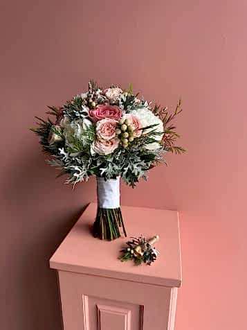 Beyaz Şakayıklar ile Karışık Gelin Buketi & Damat Yaka Çiçeği