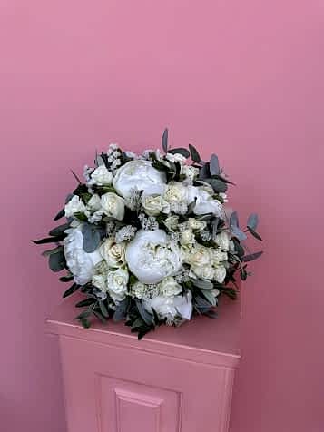 Beyaz Şakayıklar ve Beyaz Güller Karışık Gelin Buketi & Damat Yaka Çiçeği