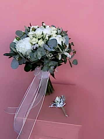 Beyaz Şakayıklar ve Beyaz Güller Karışık Gelin Buketi & Damat Yaka Çiçeği