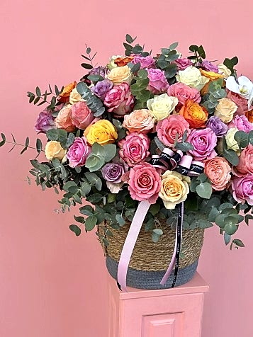 101 Karışık Gül İle Büyük Sepette Deluxe Aranjman