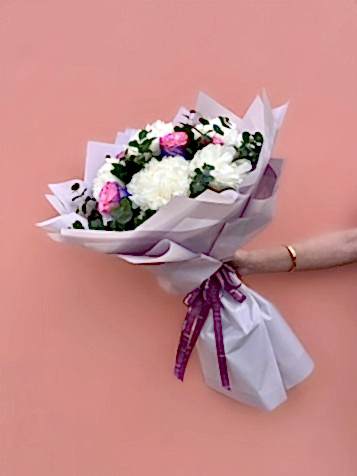 Pink Amethyst Özel Ekvator Gülleri & Beyaz Şakayık Buketi