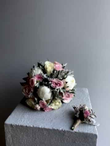 Beyaz Şakayıklar ve Güller Gelin Buketi & Damat Yaka Çiçeği