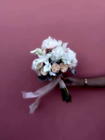 Beyaz Şakayıklı Pastel Tonlarda Gelin Buketi