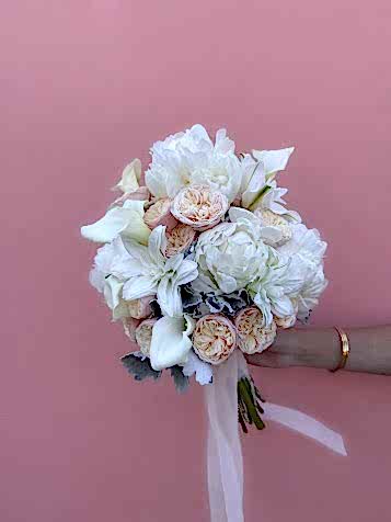 Beyaz Şakayıklı Pastel Tonlarda Gelin Buketi