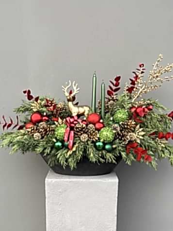 Green Forest Geyik Figürlü ve Mumlu Özel Tasarım Yılbaşı Aranjmanı