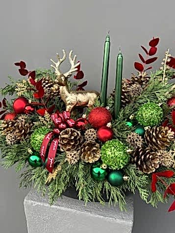 Green Forest Geyik Figürlü ve Mumlu Özel Tasarım Yılbaşı Aranjmanı