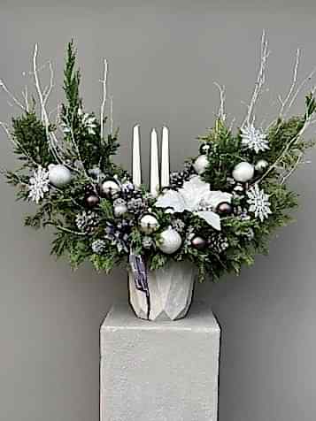 White Ponsetia Özel Tasarım Mumlu Yılbaşı Aranjmanı