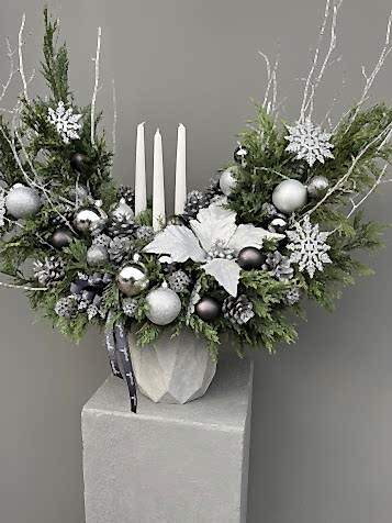 White Ponsetia Özel Tasarım Mumlu Yılbaşı Aranjmanı