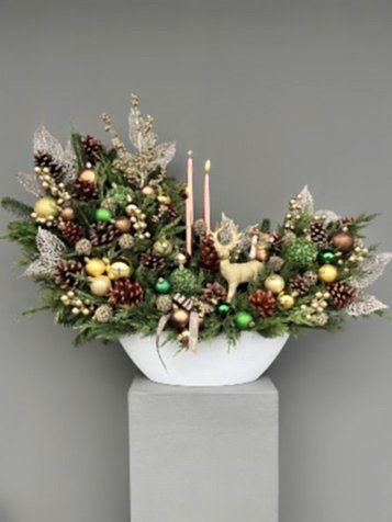 Winter Joy Figürlü Ve Mumlu Özel Tasarım Yılbaşı Aranjmanı