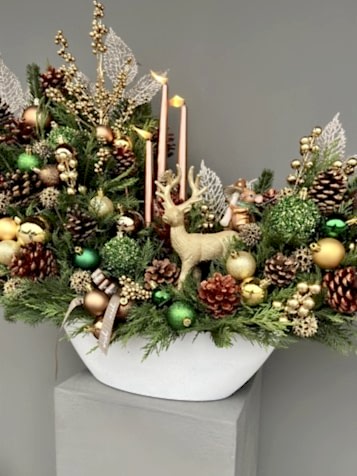 Winter Joy Figürlü Ve Mumlu Özel Tasarım Yılbaşı Aranjmanı