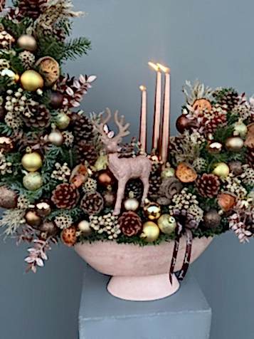 Bronze & Gold Elegance Geyikli & Mumlu Özel Tasarım Yılbaşı Aranjmanı