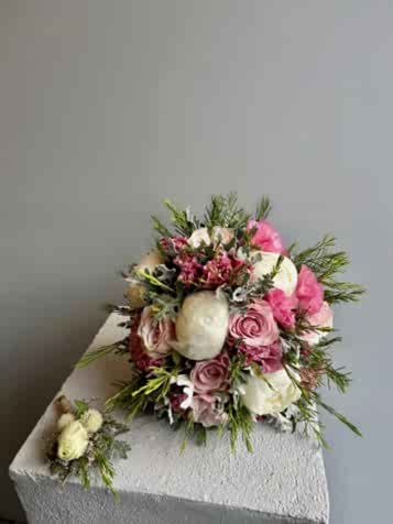 Beyaz Şakayıklar ve Pembe Güller Gelin Buketi & Damat Yaka Çiçeği