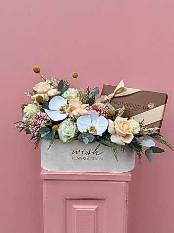 Krem Kadife Kutuda Çikolatalı Çiçek Bahçesi