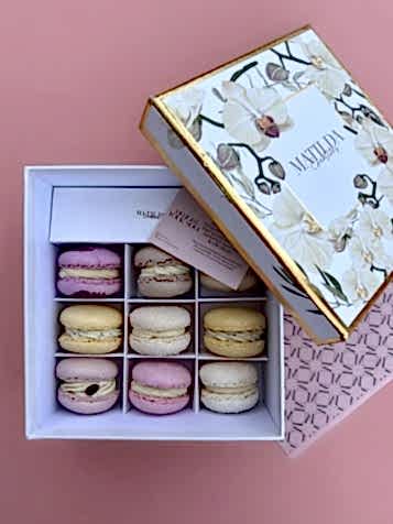 Yeşil Kadife Kutuda Makaron Ve Beyaz Orkide