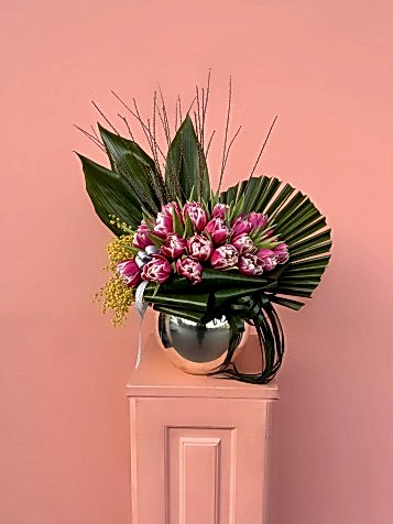 Gümüş Vazoda Pembe Laleler