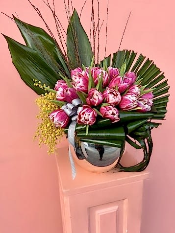 Gümüş Vazoda Pembe Laleler