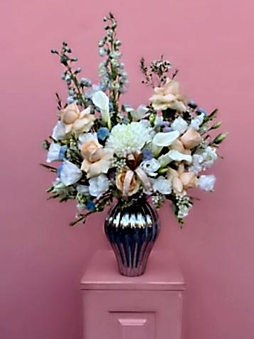 Serenade in Pastel Gümüş Cam Vazoda Aranjman