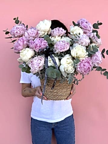 Sepette Beyaz & Pembe Şakayıklar