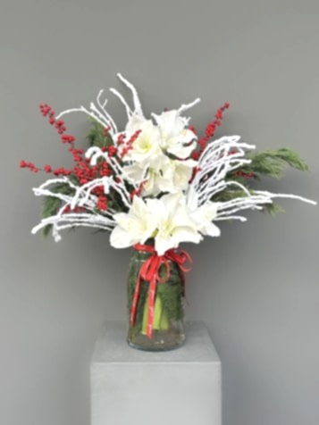 Cam Vazoda Beyaz Amaryllis Ve Ilex Dalları