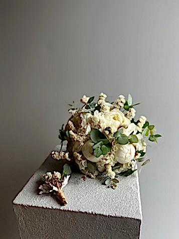 Beyaz Şakayıklar İle Karışık Gelin Buketi & Damat Yaka Çiçeği