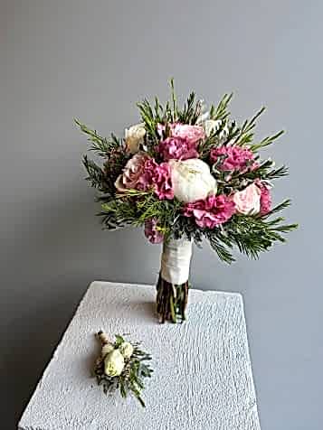 Beyaz Şakayıklar ve Pembe Güller Gelin Buketi & Damat Yaka Çiçeği