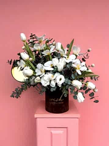 Kahverengi Kadife Kutuda White Tulip Dream Aranjman