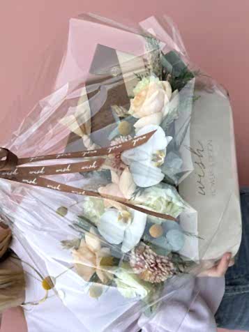 Krem Kadife Kutuda Çikolatalı Çiçek Bahçesi