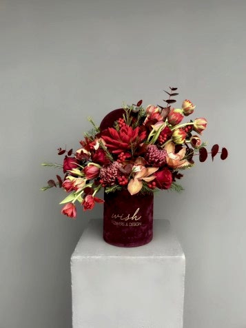 Carine Bordo Kadife Kutuda Kırmızı Lale Aranjmanı