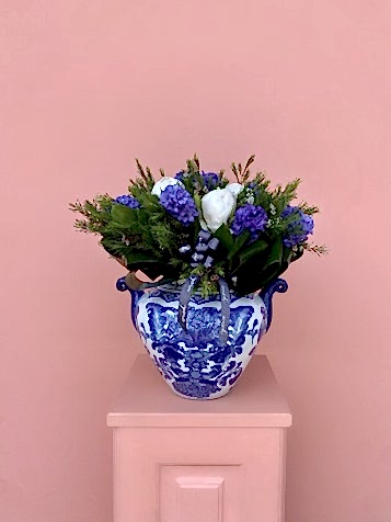 Bleu Blanc Özel Vazoda Mor Sümbüller ve Beyaz Şakayıklar