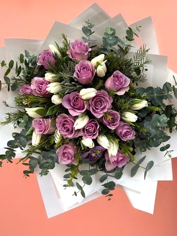 Lila Güller & Beyaz Laleler Karışık Buket