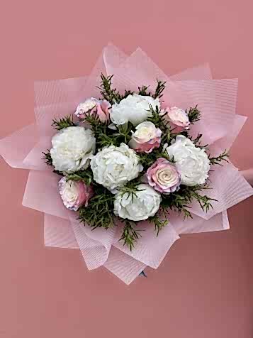 Pearl Aurora Özel Ekvator Gülleri & Beyaz Şakayık Buketi