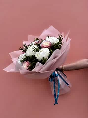 Pearl Aurora Özel Ekvator Gülleri & Beyaz Şakayık Buketi