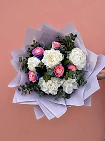 Pink Amethyst Özel Ekvator Gülleri & Beyaz Şakayık Buketi